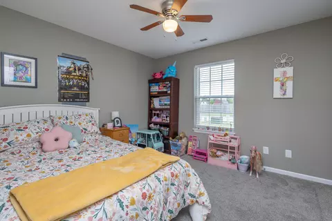 Bedroom - 915 Lois Dr, Centralia, MO 65240 photo 2 of 3