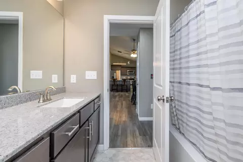 Bath - 915 Lois Dr, Centralia, MO 65240 photo 4 of 4