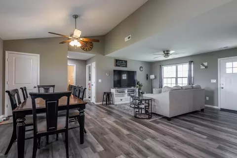 Entry Way - 915 Lois Dr, Centralia, MO 65240 photo 1 of 2