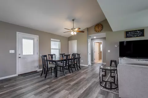 Dining - 915 Lois Dr, Centralia, MO 65240 photo 1 of 2