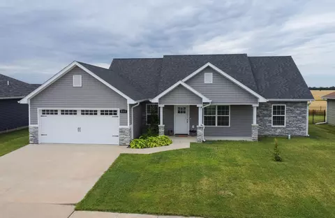 Exterior - 915 Lois Dr, Centralia, MO 65240 photo 7 of 9