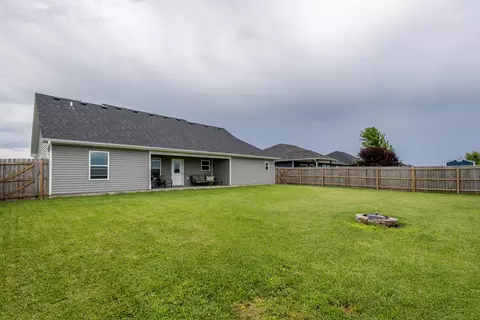 Exterior - 915 Lois Dr, Centralia, MO 65240 photo 6 of 9