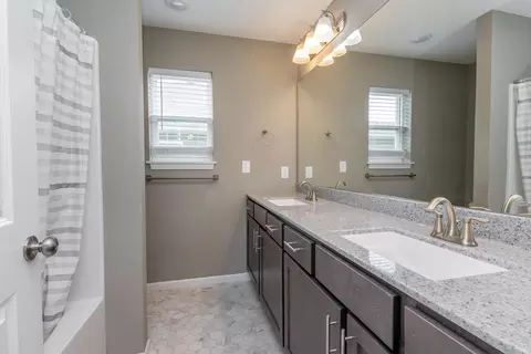 Bath - 915 Lois Dr, Centralia, MO 65240 photo 3 of 4