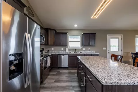 Kitchen - 915 Lois Dr, Centralia, MO 65240 photo 3 of 4