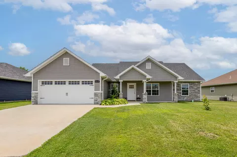 915 Lois Dr, Centralia, MO 65240