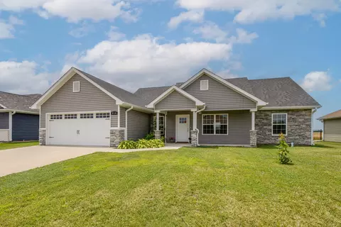 Exterior - 915 Lois Dr, Centralia, MO 65240 photo 2 of 9