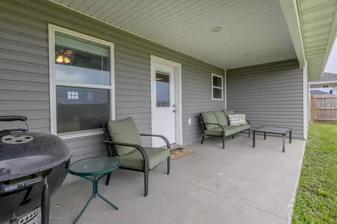 Exterior - 915 Lois Dr, Centralia, MO 65240 photo 4 of 9