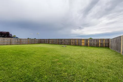 Exterior - 915 Lois Dr, Centralia, MO 65240 photo 5 of 9