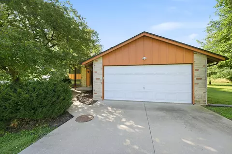 724 Meadowbrook Cir, Moberly, MO 65270