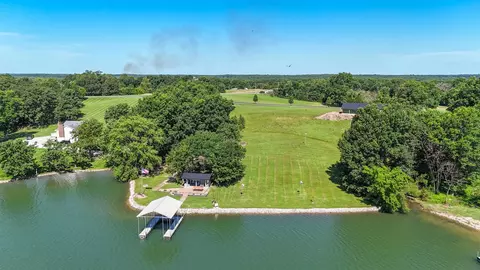 Mohawk Dr, Keytesville, MO 65261
