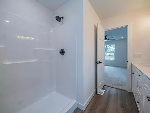 Bath - 823 Myra St, Moberly, MO 65270 photo 2 of 2