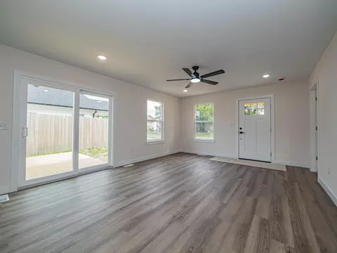Living - 823 Myra St, Moberly, MO 65270 photo 1 of 3