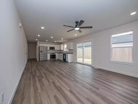 Living - 823 Myra St, Moberly, MO 65270 photo 2 of 3