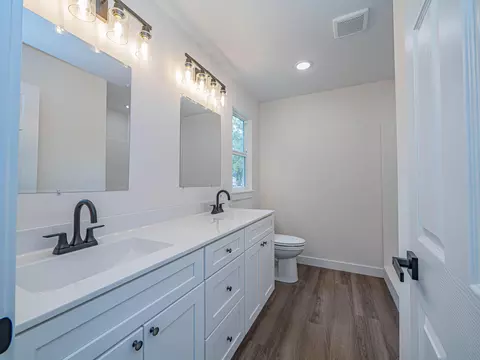 Bath - 823 Myra St, Moberly, MO 65270 photo 1 of 2