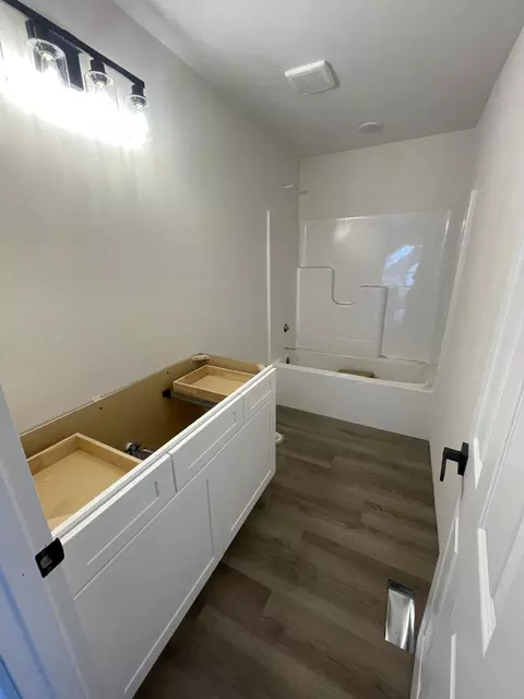 Bath - 823 Myra St, Moberly, MO 65270 photo 1 of 1