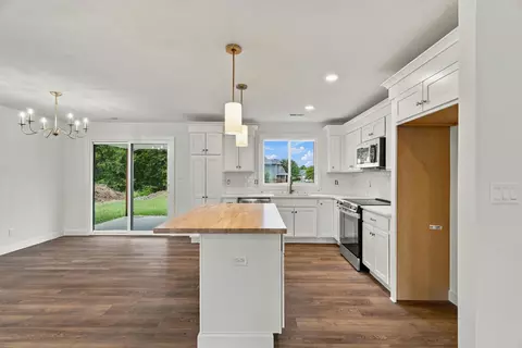 Kitchen - 6012 Kestrel Lp Lp, Columbia, MO 65202 photo 3 of 4