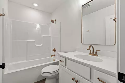 Bath - 6012 Kestrel Lp Lp, Columbia, MO 65202 photo 2 of 2
