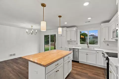 Kitchen - 6012 Kestrel Lp Lp, Columbia, MO 65202 photo 2 of 4