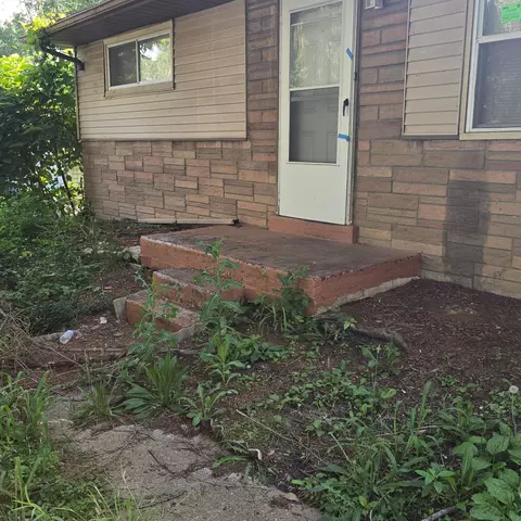 10125 Crown Point Dr, Saint Louis, MO 63136