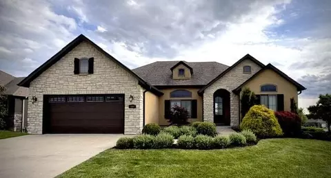 6400 Shallow River Dr, Columbia, MO 65201