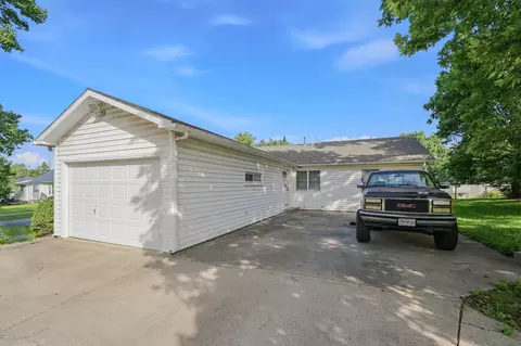 106 W Mulberry St, Huntsville, MO 65259