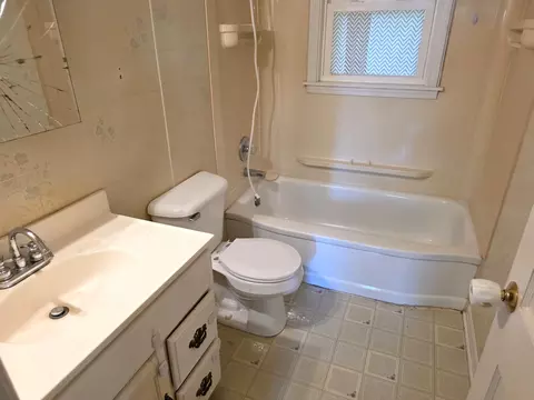 Bath - 305 Sunset Dr, Fulton, MO 65251 photo 1 of 1