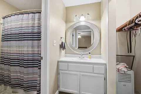 Bath - 461 Foxfire Dr, Columbia, MO 65201 photo 5 of 6