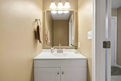 Bath - 461 Foxfire Dr, Columbia, MO 65201 photo 1 of 6