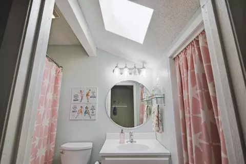 Bath - 461 Foxfire Dr, Columbia, MO 65201 photo 3 of 6