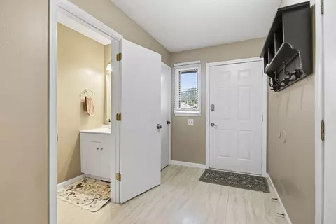 Entry Way - 461 Foxfire Dr, Columbia, MO 65201 photo 2 of 9