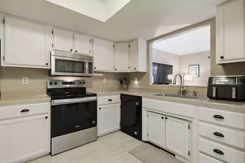 Kitchen - 461 Foxfire Dr, Columbia, MO 65201 photo 2 of 3