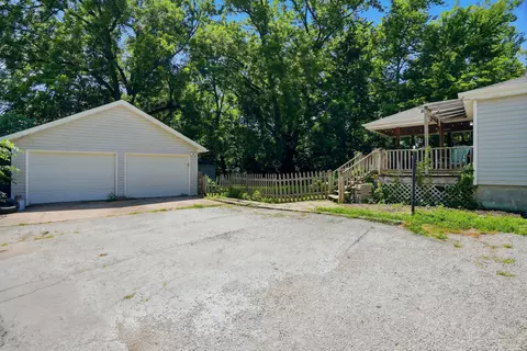 Exterior - 910 W Davis St, Fayette, MO 65248 photo 5 of 12