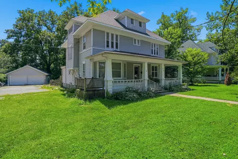 Exterior - 910 W Davis St, Fayette, MO 65248 photo 1 of 12