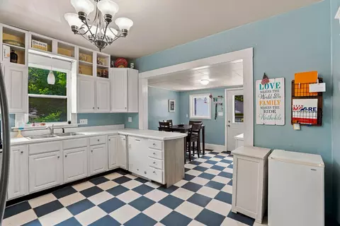 Kitchen - 910 W Davis St, Fayette, MO 65248 photo 1 of 5