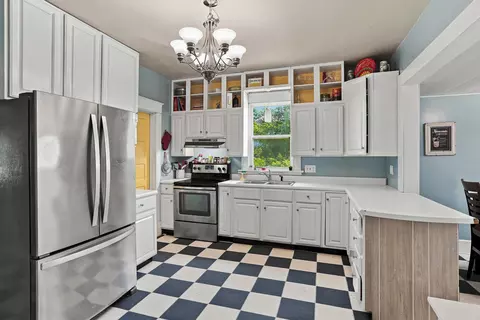 Kitchen - 910 W Davis St, Fayette, MO 65248 photo 2 of 5