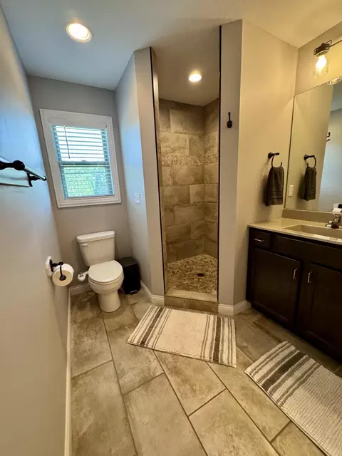 Bath - 4850 E Liberty Ln, Ashland, MO 65010 photo 1 of 4