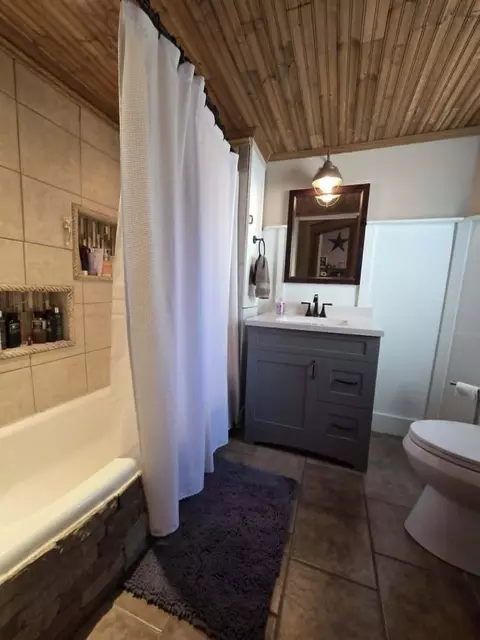 Bath - 416 S Collier St, Centralia, MO 65240 photo 1 of 1