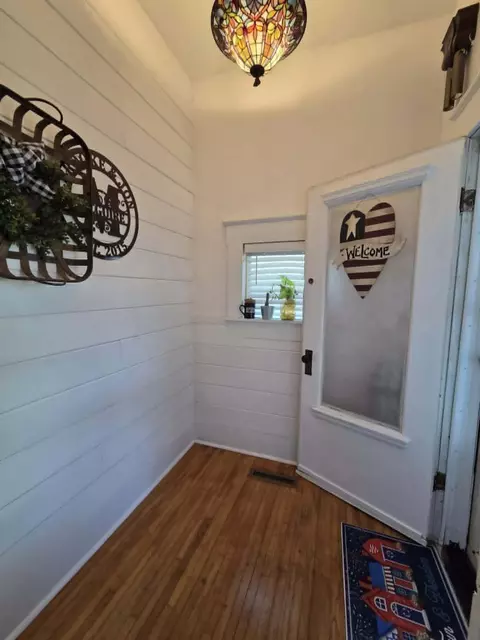 Entry Way - 416 S Collier St, Centralia, MO 65240 photo 1 of 1
