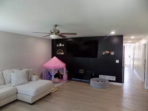 Living - 534 Barrow St, Moberly, MO 65270 photo 2 of 2