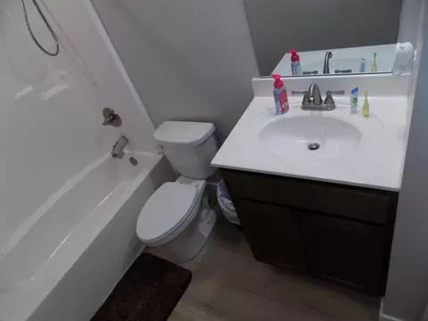 Bath - 534 Barrow St, Moberly, MO 65270 photo 2 of 4