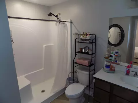 Bath - 534 Barrow St, Moberly, MO 65270 photo 3 of 4