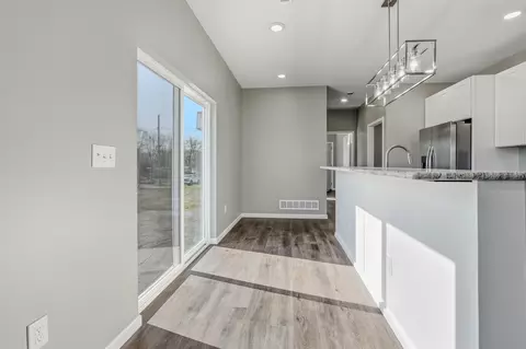 Entry Way - 1000 Henry St, Moberly, MO 65270 photo 3 of 4