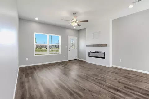 Living - 1000 Henry St, Moberly, MO 65270 photo 1 of 2