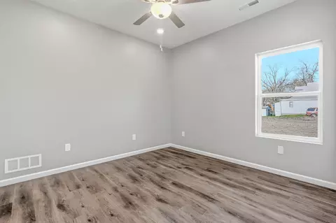 Bedroom - 1000 Henry St, Moberly, MO 65270 photo 2 of 2