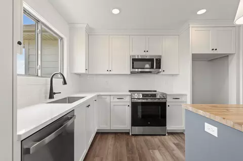 Kitchen - 5708 Kestrel Lp Lp, Columbia, MO 65202 photo 2 of 6