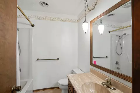 Bath - 10500 E Walnut Dr, Centralia, MO 65240 photo 1 of 2