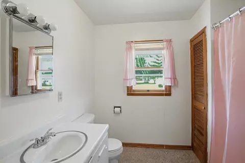 Bath - 407 W Proctor St, Sturgeon, MO 65284 photo 2 of 2