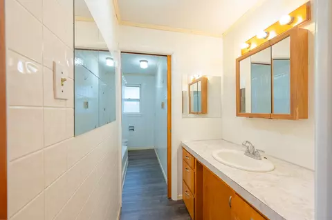 Bath - 317 Farror St, Moberly, MO 65270 photo 2 of 3