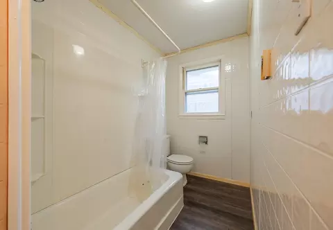 Bath - 317 Farror St, Moberly, MO 65270 photo 3 of 3