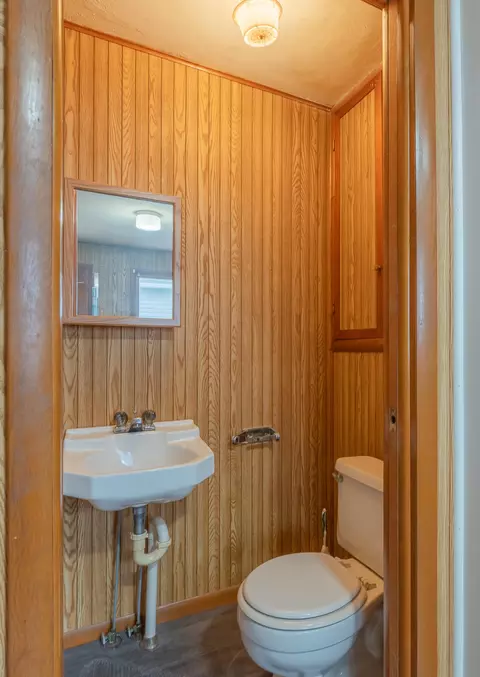 Bath - 317 Farror St, Moberly, MO 65270 photo 1 of 3